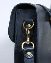 画像をギャラリービューアに読み込む, Qurahsi.co Leathder Music Bag ベルト付 (Dark Navy)