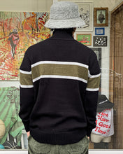 画像をギャラリービューアに読み込む, SIDE LOGO 3 BUTTON MOCK NECK SWEATER