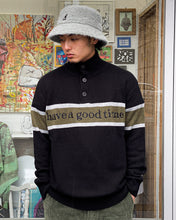 画像をギャラリービューアに読み込む, SIDE LOGO 3 BUTTON MOCK NECK SWEATER